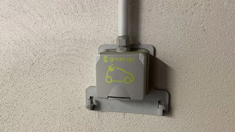 Pose prise renforcée pour véhicules électriques à bourg en bresse, Bourg-en-Bresse, Moisselec