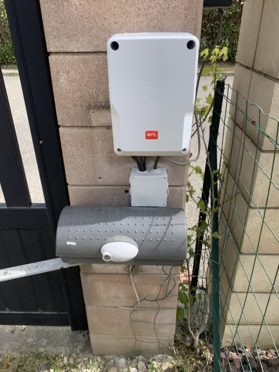 Remplacement centrale de commande pour portail à bourg en bresse, Bourg-en-Bresse, Moisselec